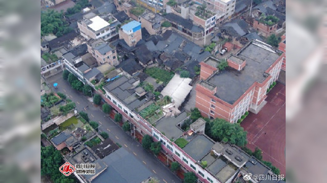 四川發生強震，多處房屋倒塌。圖／翻攝自四川日報微博