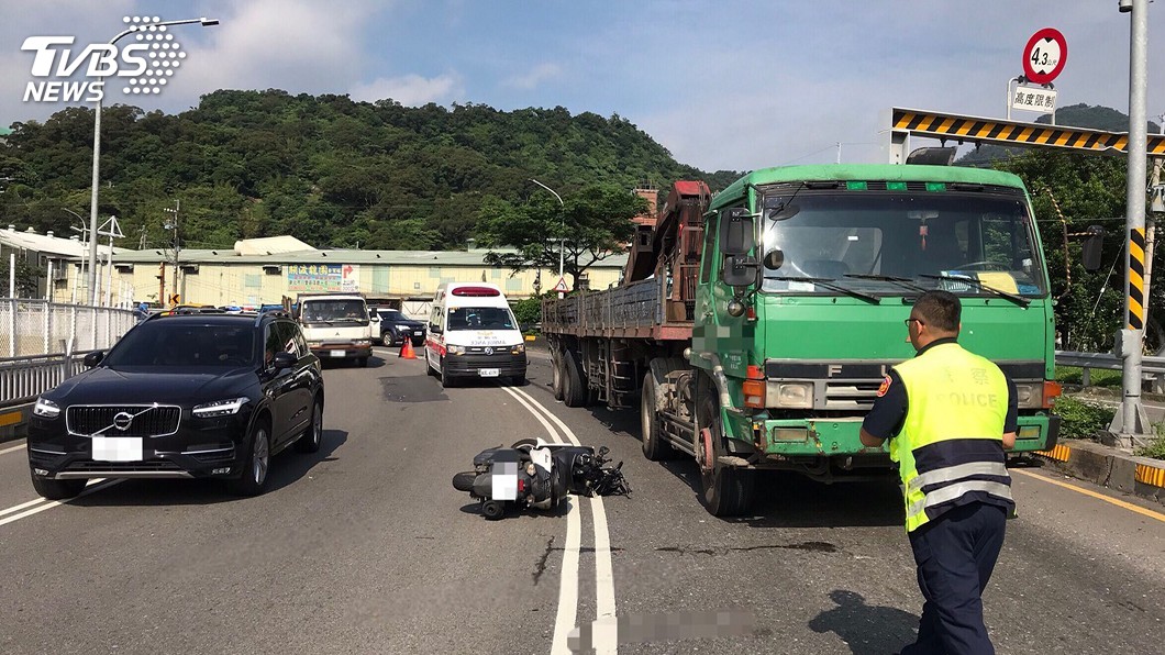 關渡橋傳機車和大貨車車禍　26歲騎士慘遭輾斃