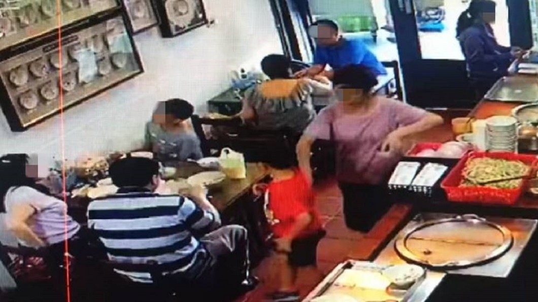 台南名店被控「動手大力推孩子」 監視畫面還原現場