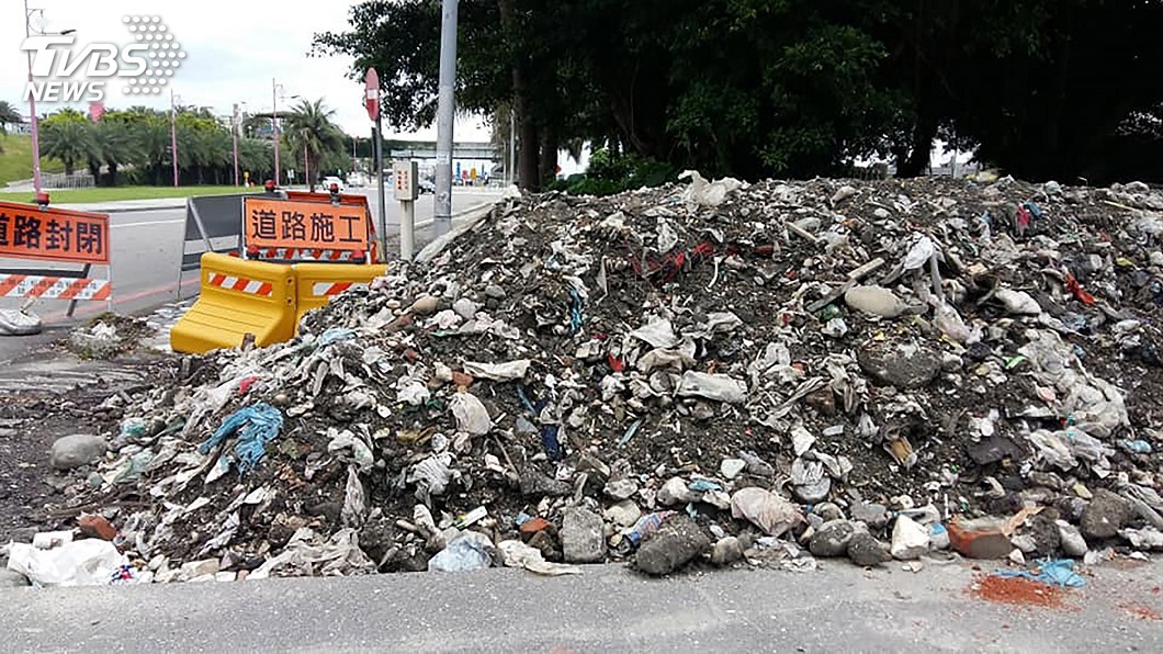 工程挖出大量陳年垃圾　花蓮人原來住在垃圾上面