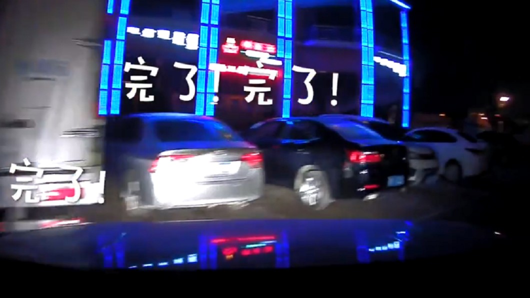 人妻代駕8秒「連撞5車」 醉夫一路慘叫:酒醒了…