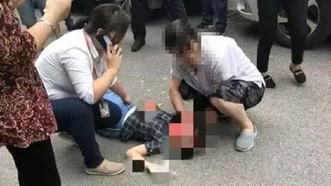 10歲女快到家被「高空墜物」砸頭濺血 奶奶蹲地淚崩