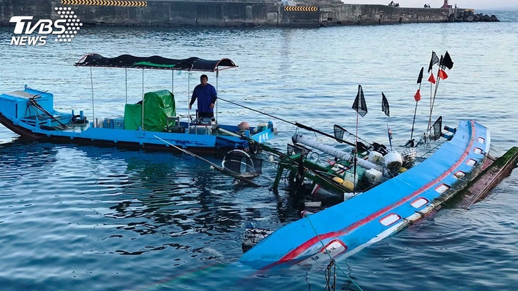 滿滿人情味！漁船觸礁半沉海中　鄉民合力將船拉進港