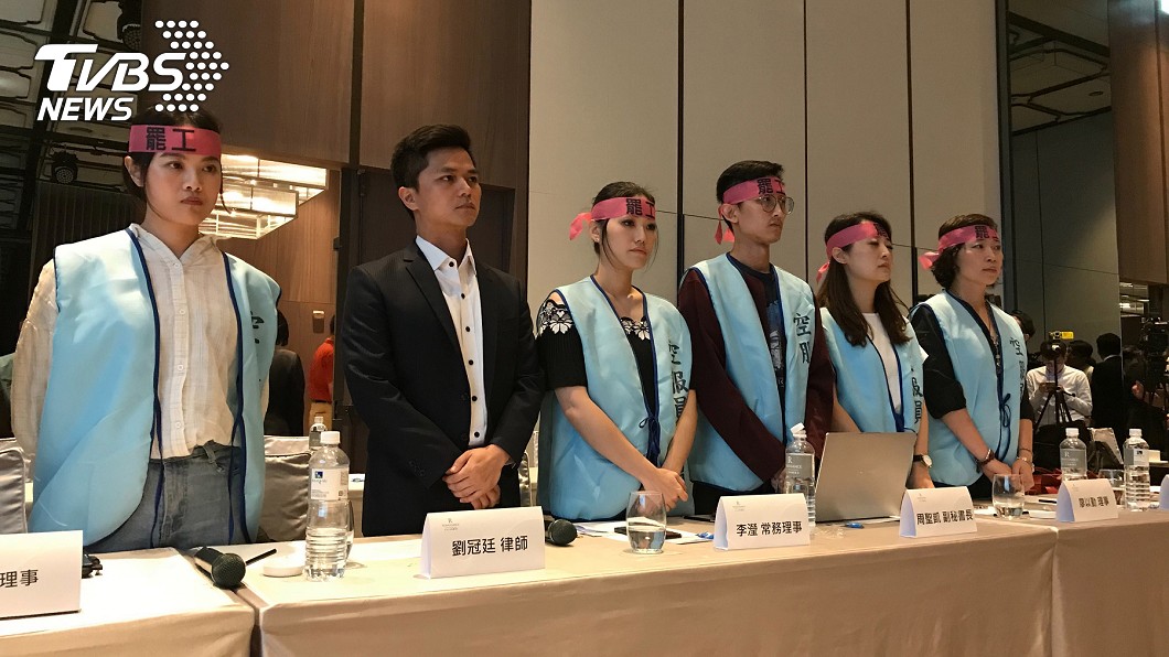工會代表在協商不到半個小時隨即宣布罷工開始。圖/中央社