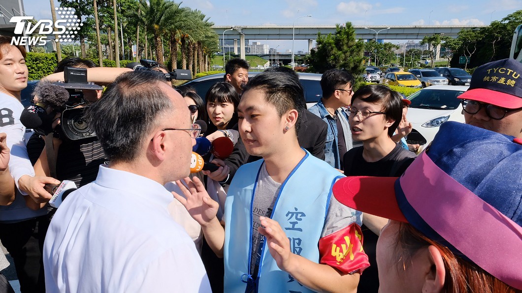 空服員罷工桃園集結 長榮航運大樓外零星衝突