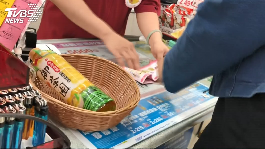 傻眼貓咪!對面人家辦慈制 男質問店員:怎沒幫摺蓮花?