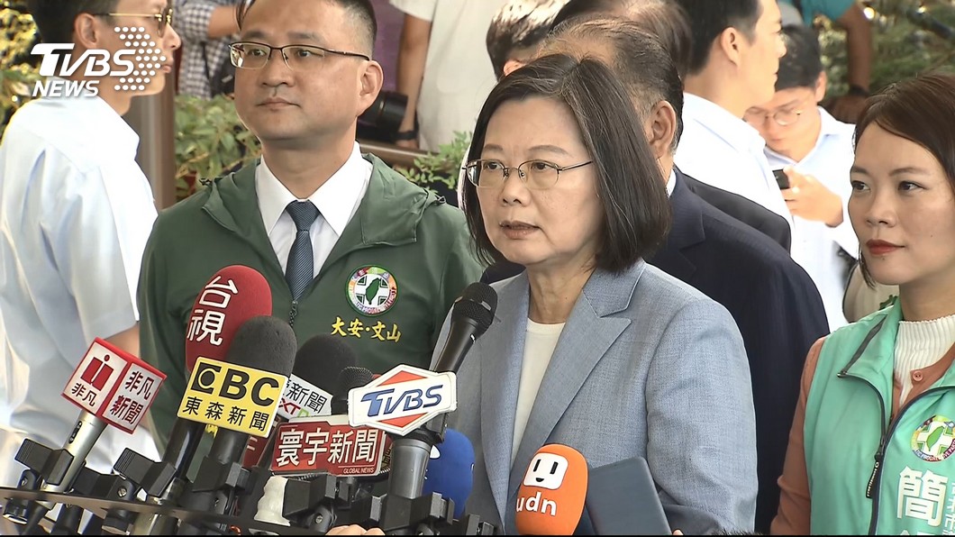 不滿蔡英文執政!男衝總統寓所潑「不明液體」洩憤
