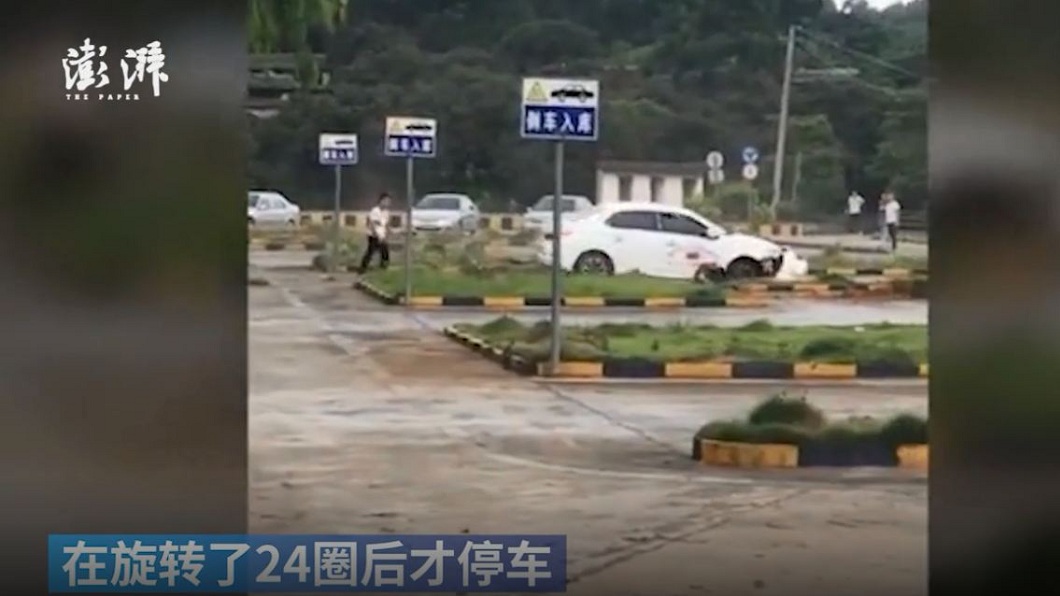 倒車入庫太緊張…男搞錯油門和煞車 原地自轉甩尾24圈