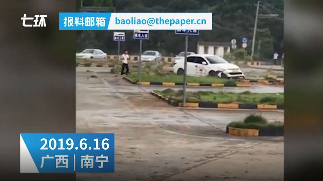 現場狀況一片混亂,車輛不但受損還撞壞一旁欄杆。(圖/翻攝自澎湃新聞微博)