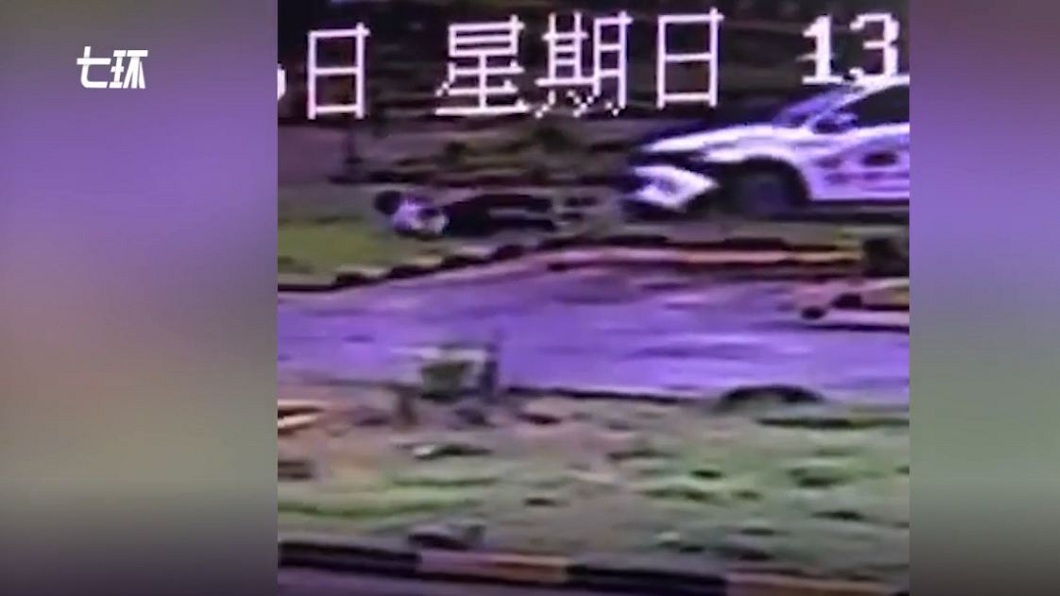 教練原本想上前制止,無奈差點被身甩到而跌坐在地。(圖/翻攝自澎湃新聞微博)