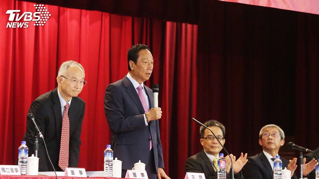郭台銘短暫現身 鴻海股東會宛如造勢大會