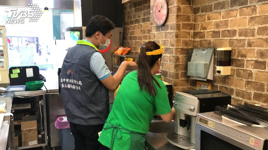 美式潛艇堡外帶咖啡有果蠅 中市府稽查多項缺失