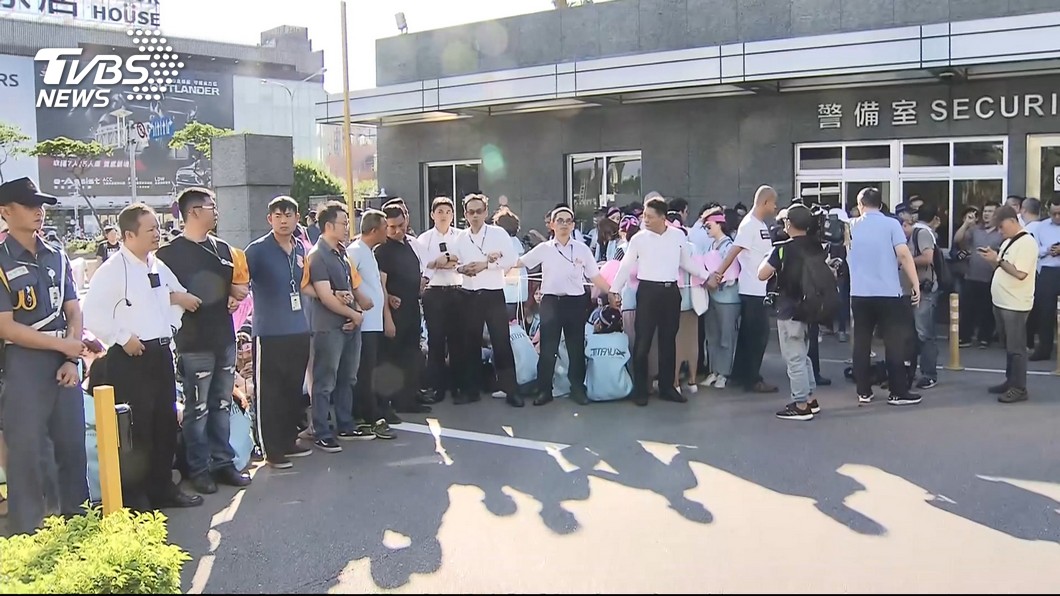 長榮罷工展開！　空服員與反罷工地勤互嗆