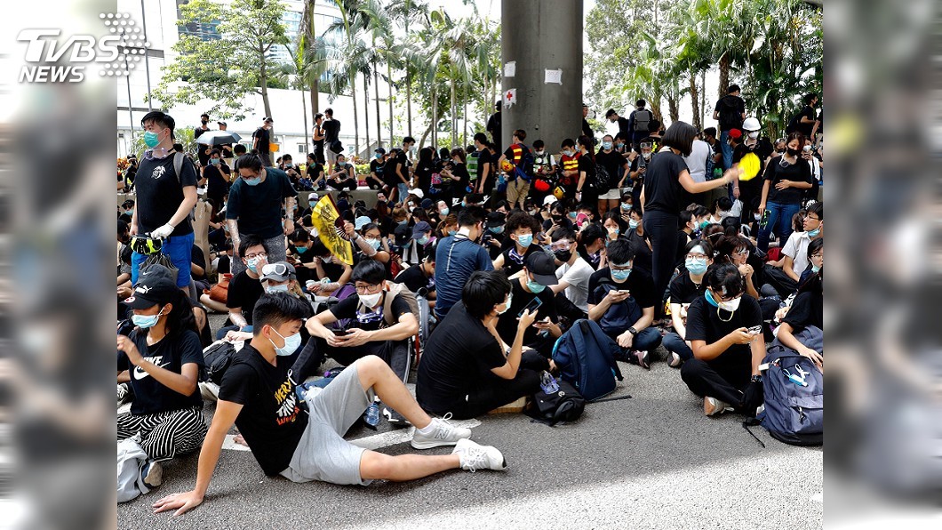 香港反送中升級! 學生突襲包圍政總、警總