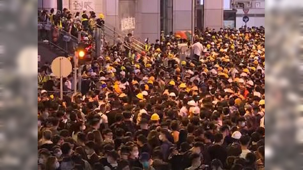 包圍警總16小時 港學生團體凌晨2時撤退
