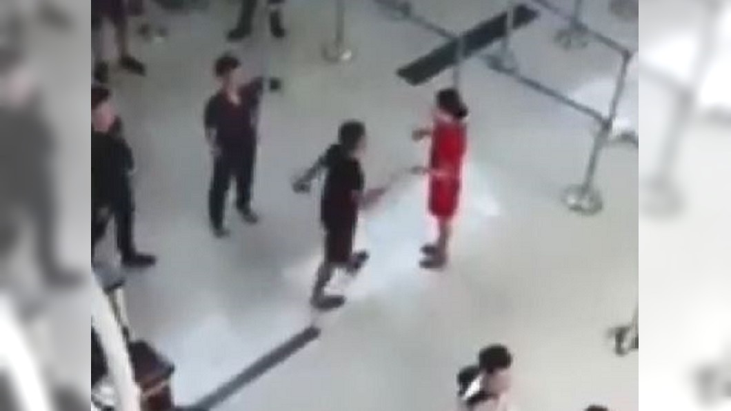 3男客要求合影被拒 怒踢女地勤在地