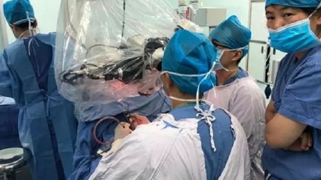 男頭突然炸痛!腦裡竟插著「11公分樹枝」…醫一看嚇傻
