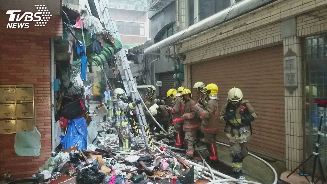 基隆透天厝火警2死 尚有1人疑似受困待救