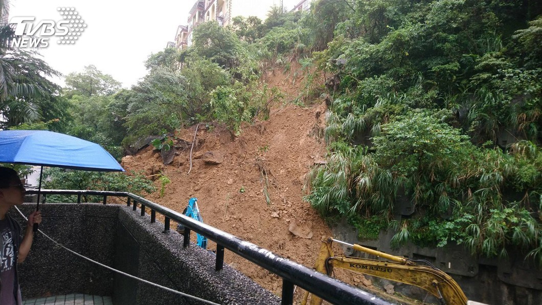 汐止秀山路大量土石滑落 道路雙向封閉
