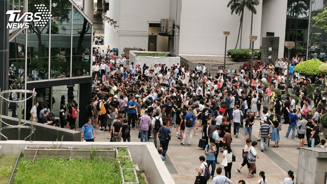 「反送中」餘波盪漾 示威者包圍香港稅務大樓