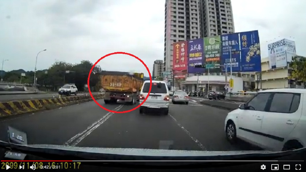 悚!砂石車後方冒出強鑽車縫搶道 重機騎士險遭輾