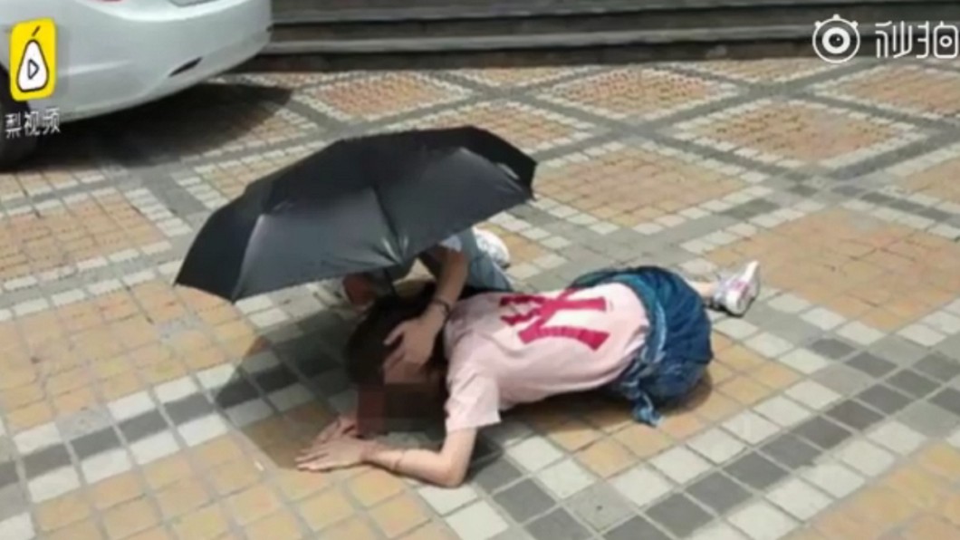 路人見狀立刻上前幫忙。圖／翻攝自梨視頻