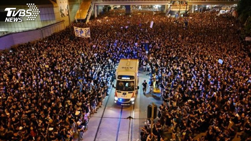 包圍香港警總16HR! 救護車延誤警民互控