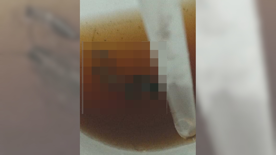 喝早餐店紅茶吸到異物 他撕開封膜驚見5隻小強