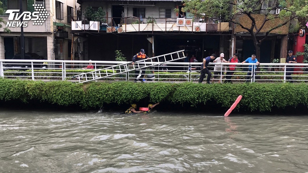 雨後愛河漂垃圾 2名環保局打撈隊員落河無恙