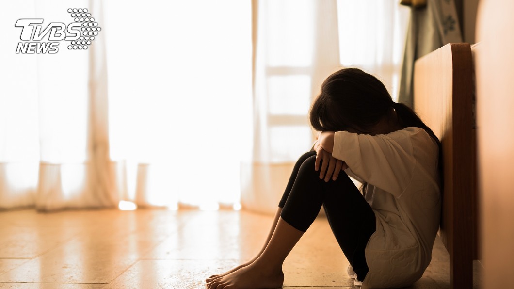 4歲女便溺褲裡 狠父以棍棒刺下體…虐到「左腎萎縮」