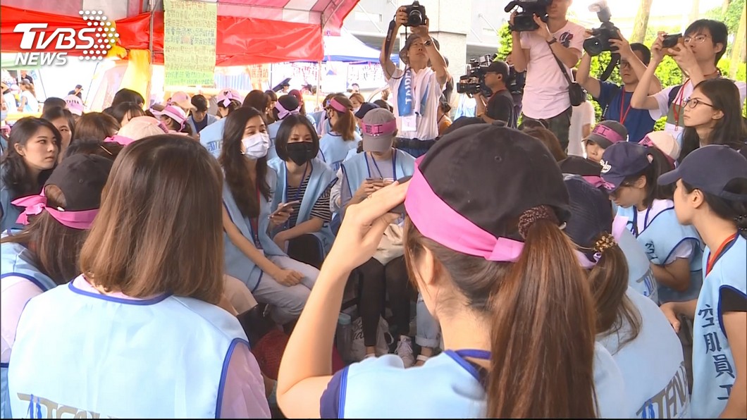 長榮：逾600罷工空服願回崗位　400人已取回三寶