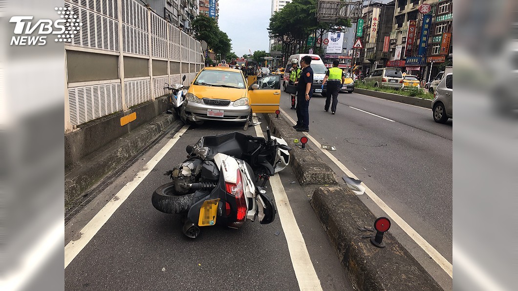 三重中興橋車禍 計程車擦撞重機1死1傷
