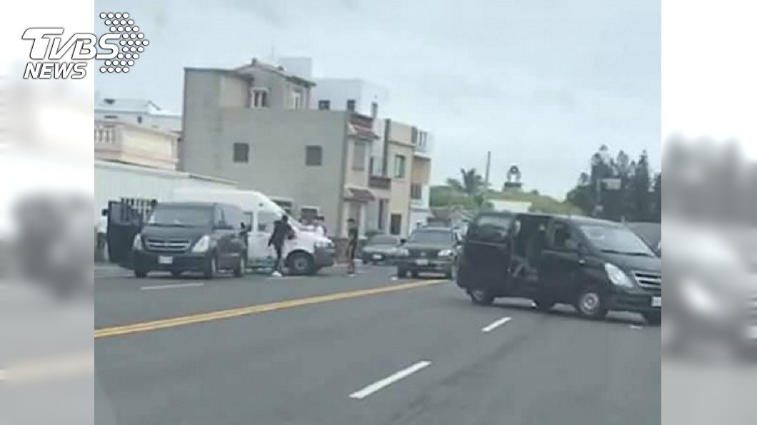 按喇叭引發行車糾紛 澎湖復康巴士被砸