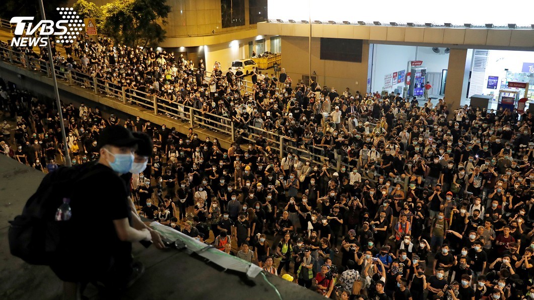 示威者再圍香港警察總部 警方凌晨清場
