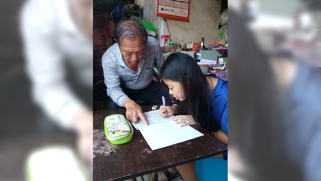 幼年受虐險失明 外公扶養奮發向上獲總統教育獎