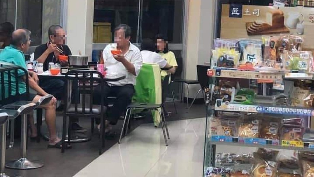 當自己家?3大叔扛瓦斯爐進超商 爽吹冷氣吃火鍋
