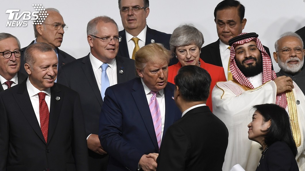 G20峰會大合照樂融融 川普、習近平握手致意