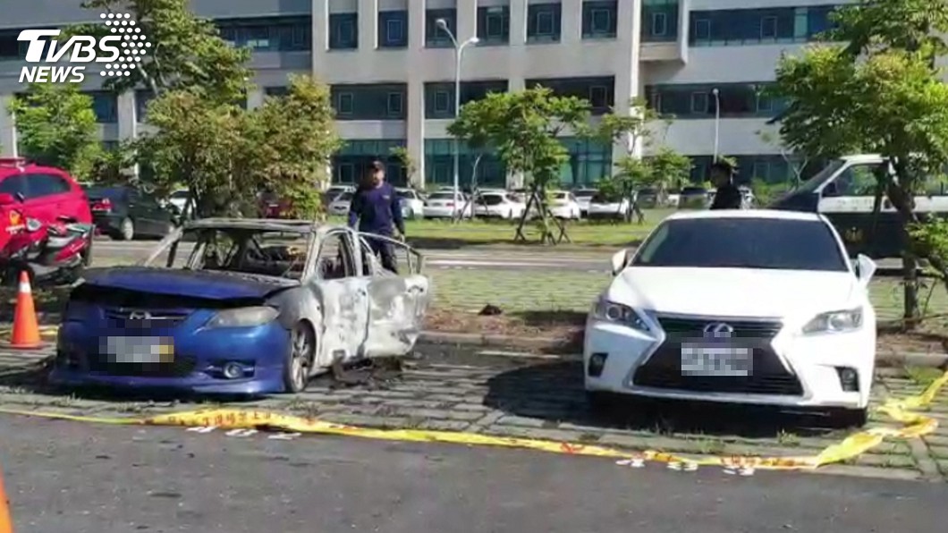 醫院停車場驚見火燒車　駕駛座踏板發現木炭