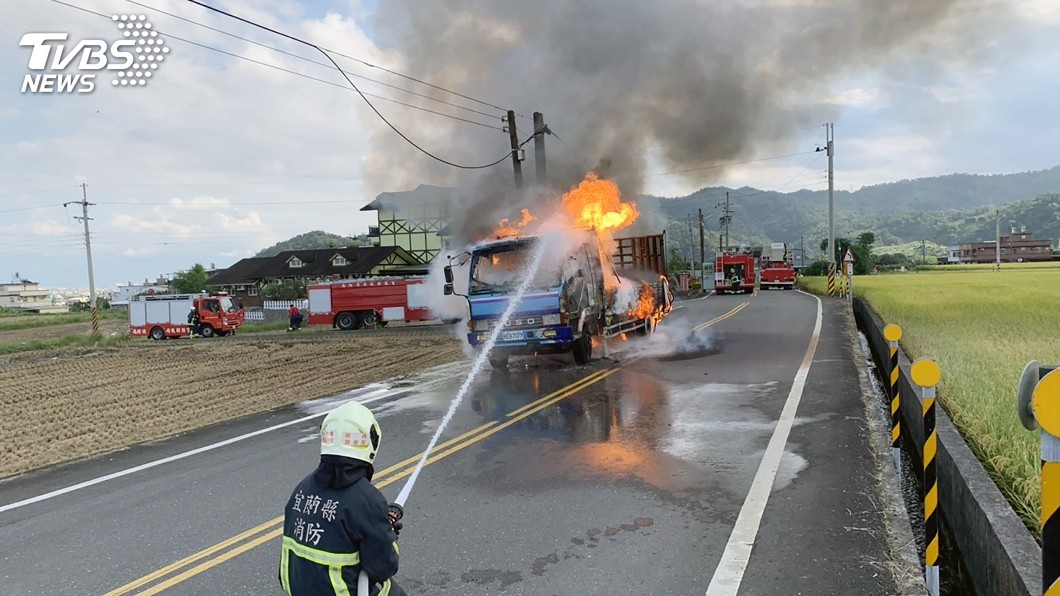 礁溪大貨車起火燃燒 火勢猛烈黑煙直竄天際