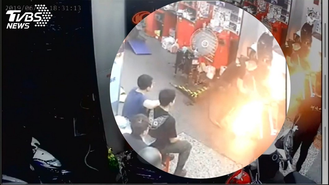 修車變火燒車！清潔劑易燃遇火　店員急撲滅