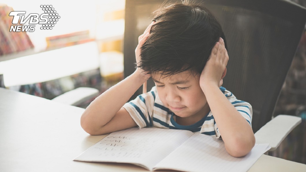 小學生1天苦讀8小時!答不出遭父嗆…精神醫:教育虐待
