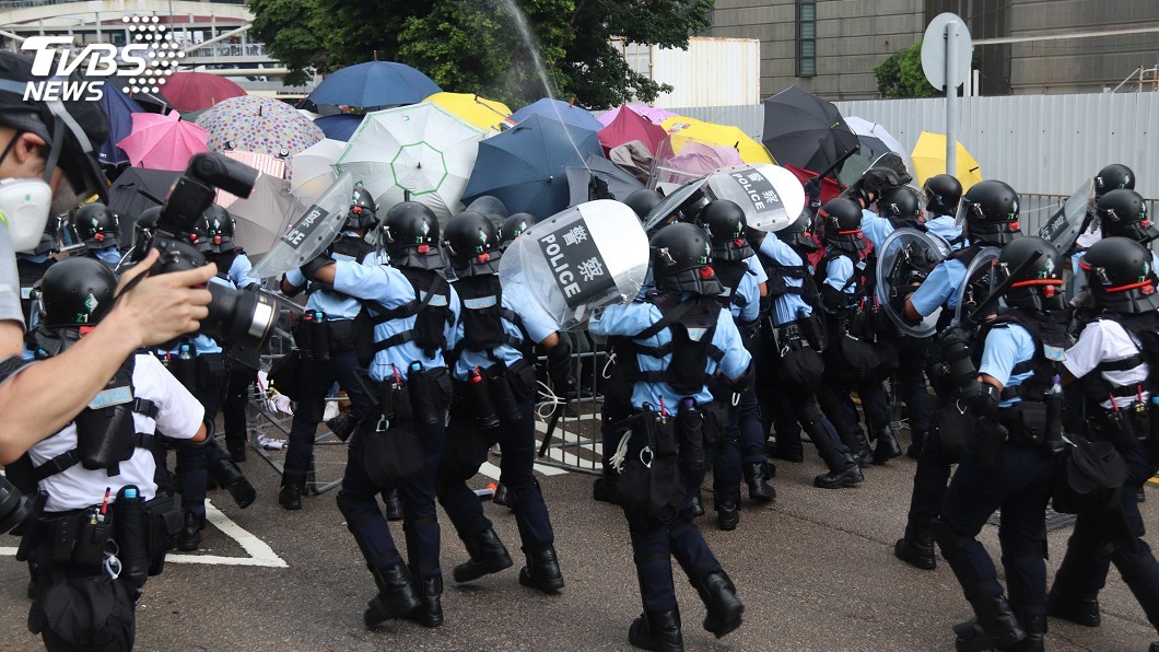 快訊/香港警民持續對峙 警方持長盾、長槍警戒