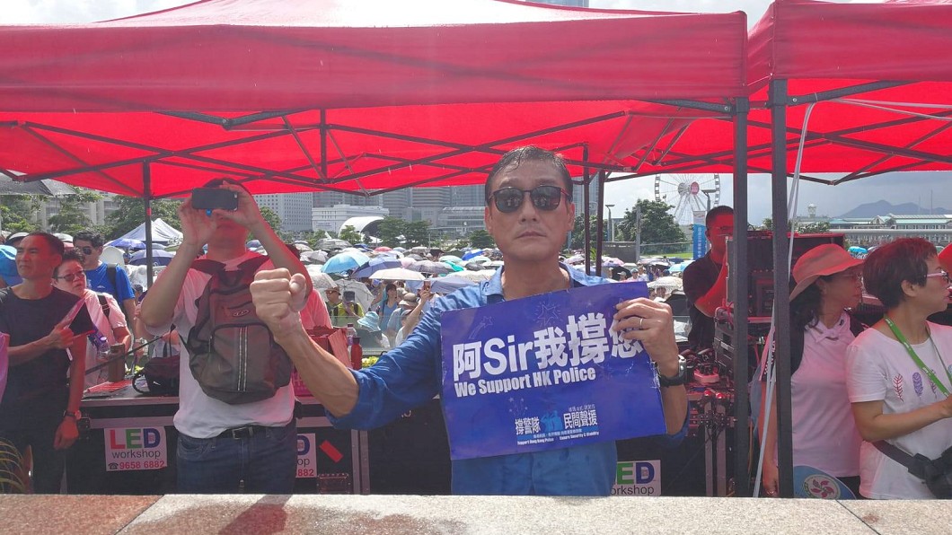 「阿Sir我撐您!」梁家輝淋雨力挺港警 網掀正反評價