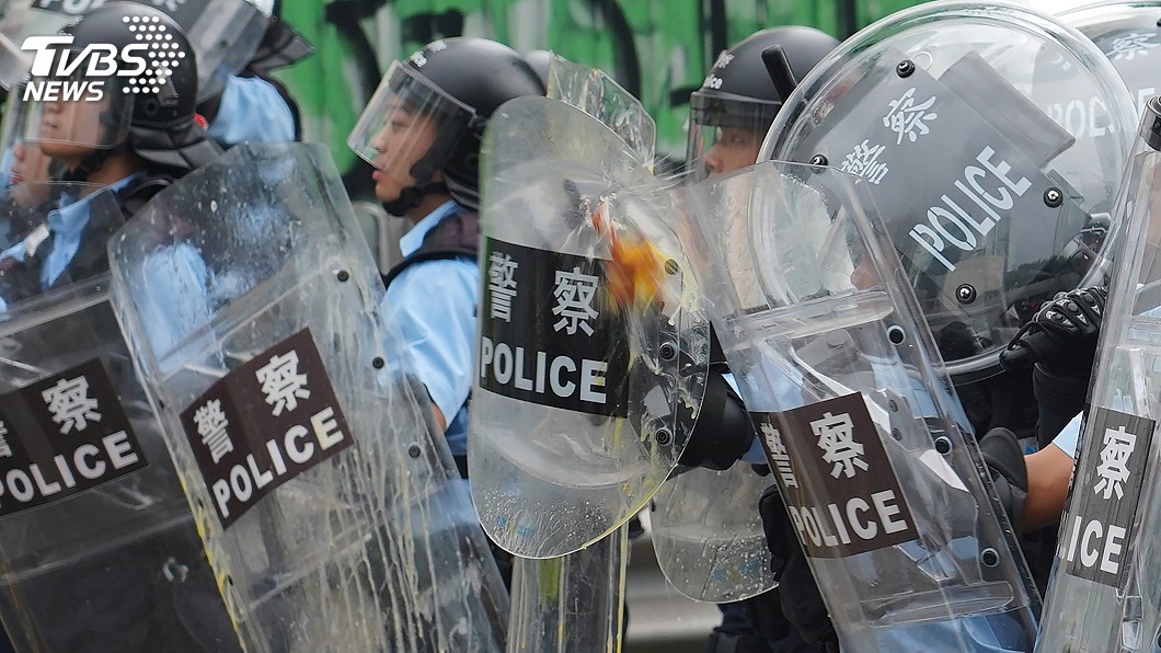 示威者向香港警察丟不明液體 13警送醫治療