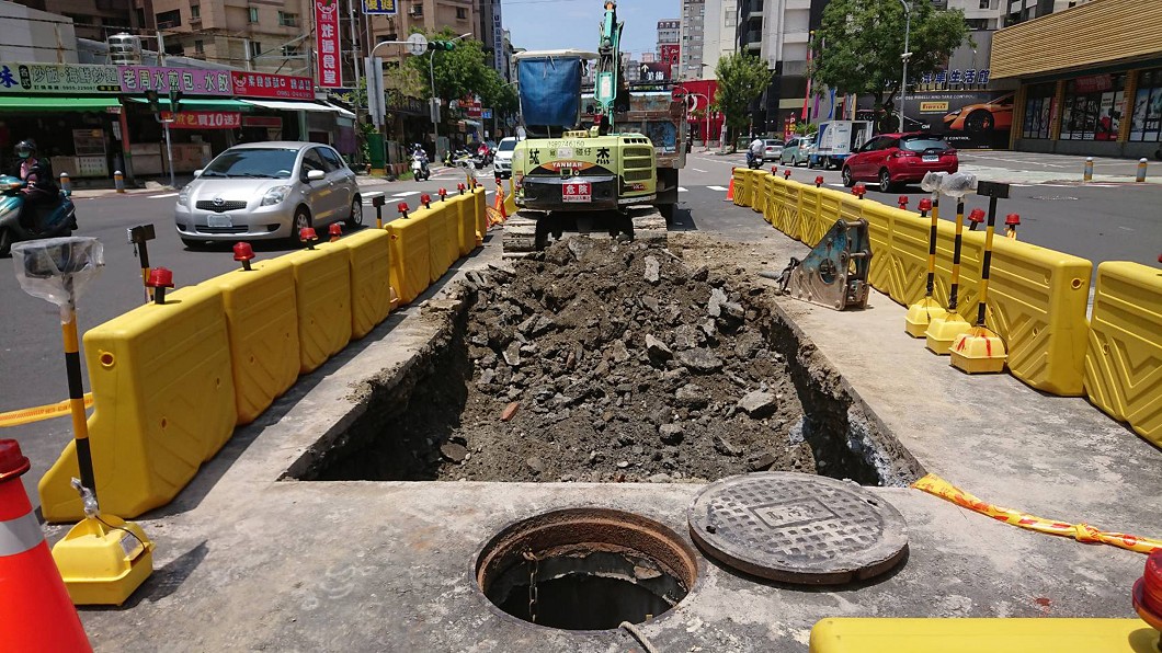 道路才剛鋪好又塌陷 高市府急封路補破洞