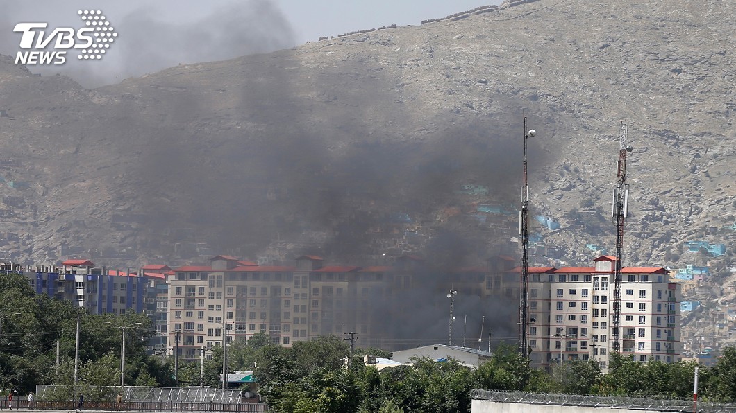 喀布爾汽車炸彈爆炸濃煙直竄天際 至少65人受傷