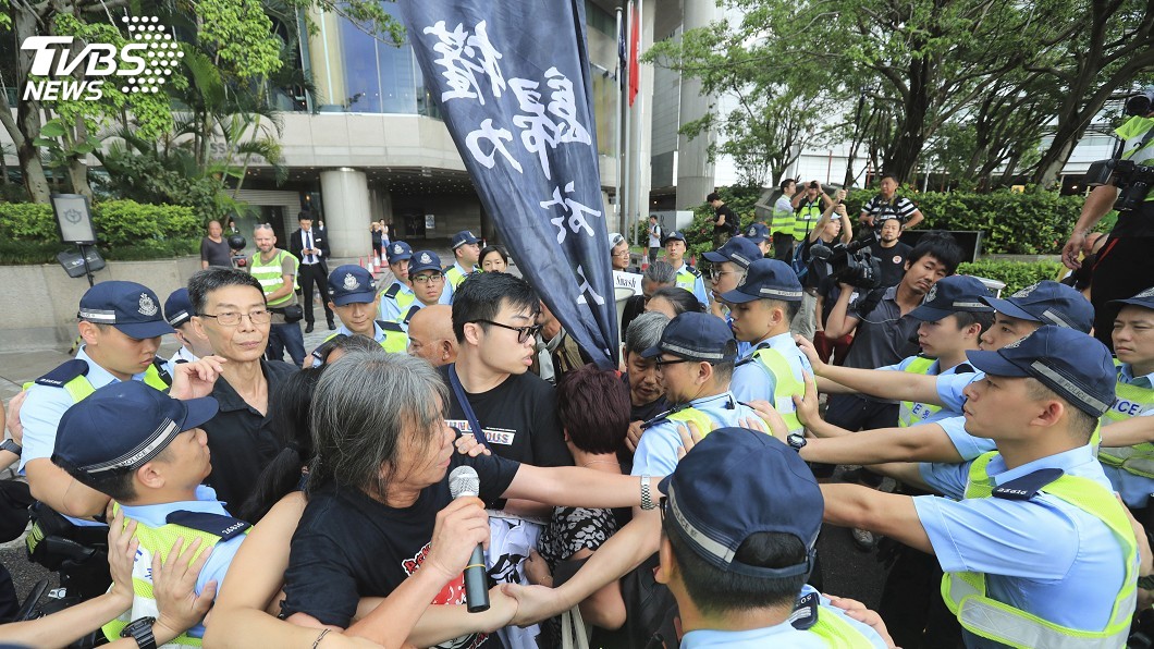 旅行箱、木板「土造盾牌」 示威者衝警防線