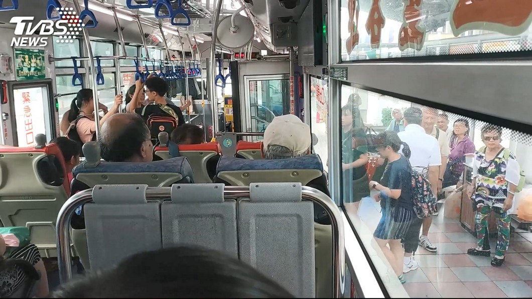 大嬸嗆他「年輕人沒用」狂踩腳　公車司機神助攻超療癒