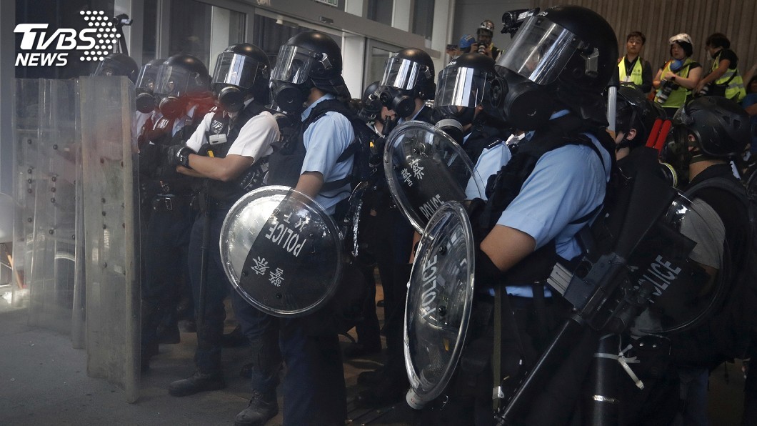 民眾阻7/1升旗 港警再用胡椒噴劑驅離