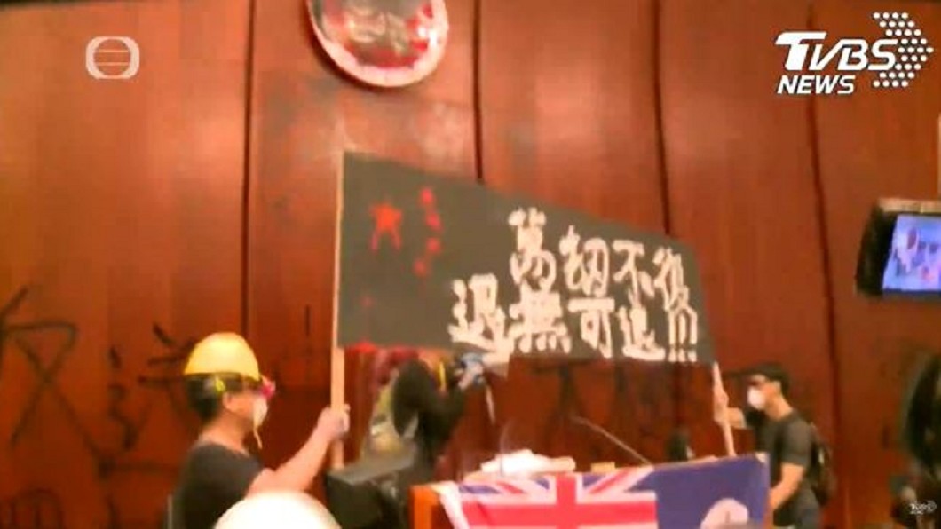 示威者也高舉「萬劫不復，退無可退」標語。圖／TVBS